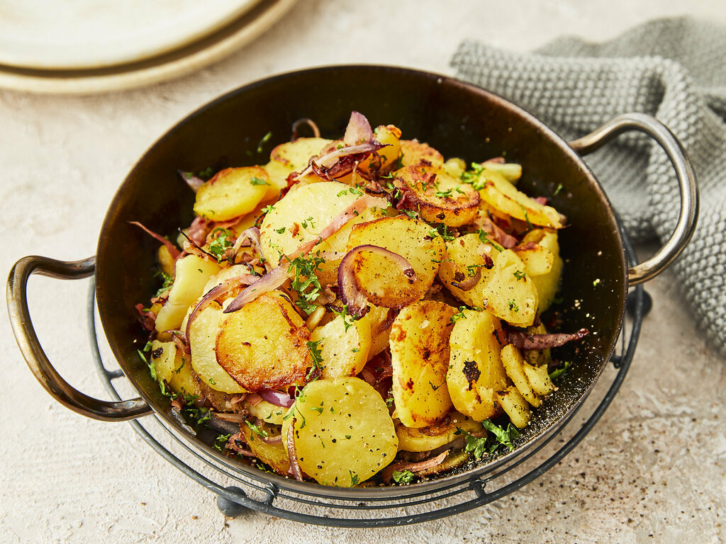 Bratkartoffeln mit Speck und Zwiebeln – so lecker &amp; knusprig | Einfach ...