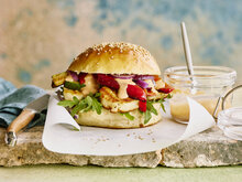Halloumi-Burger - Der Burger wird auf einem weißen Hintergrund präsentiert 